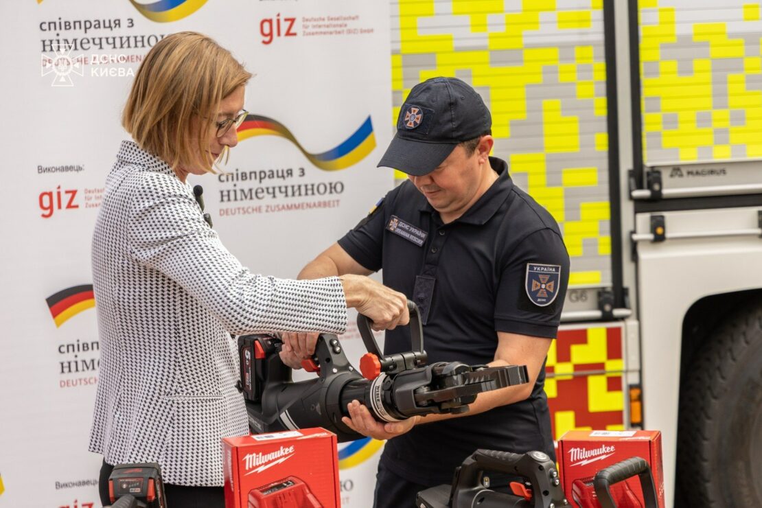 Німеччина передала ДСНС обладнання для ліквідації наслідків обстрілів (фото)