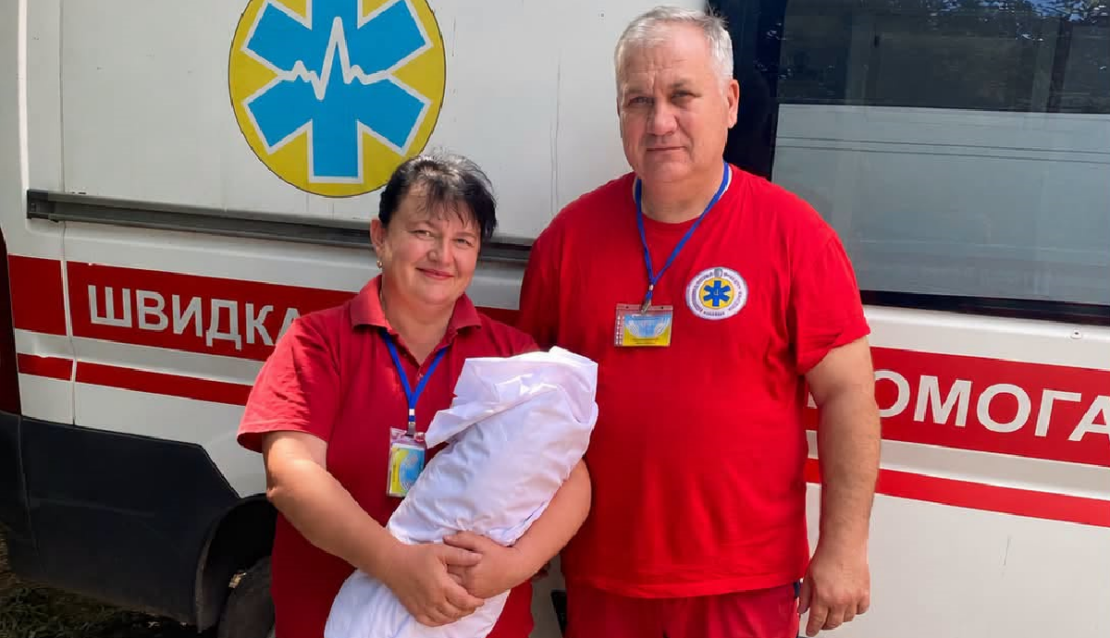 На Харківщині медики швидкої допомогли з’явитися на світ маленькій україночці
