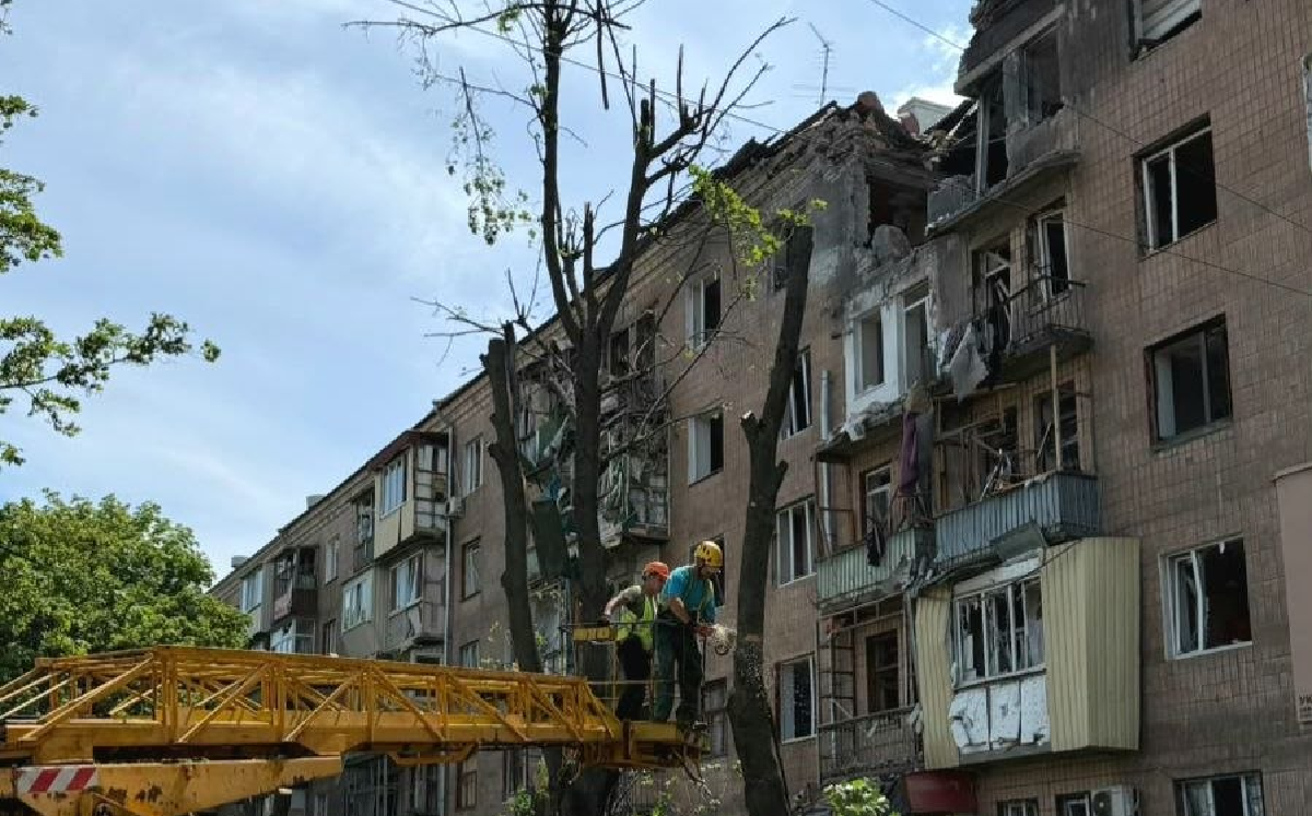 У Немишлянському районі усувають наслідки ранкової ворожої атаки