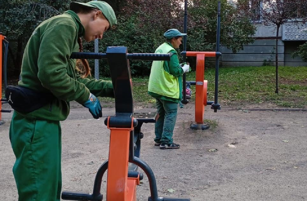 Харківські комунальники прибирають графіті на об'єктах дозвілля