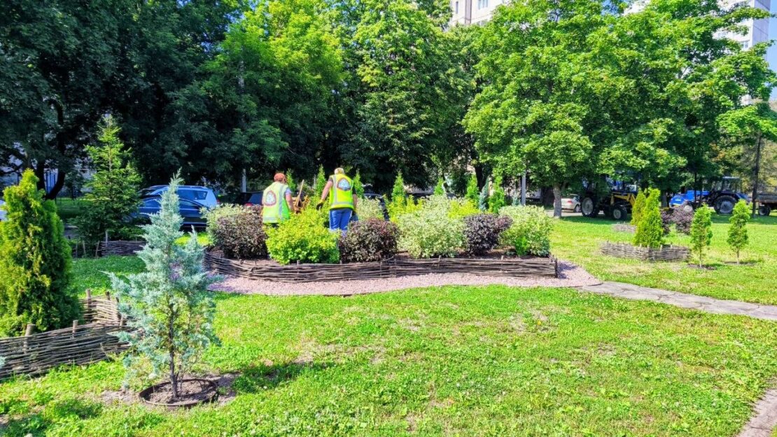 Комунальники наводять лад у Немишлянському районі (фото)