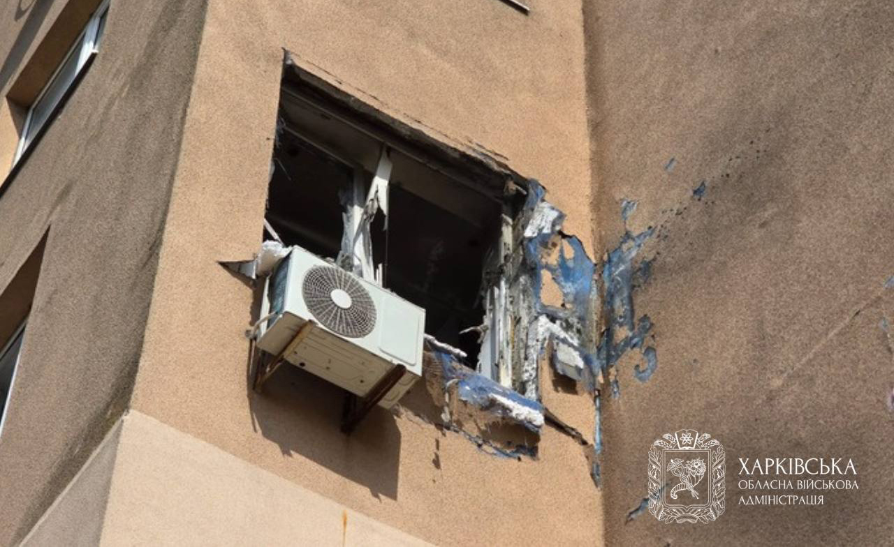 Ворог атакував багатоповерхівку у Харкові: є постраждала