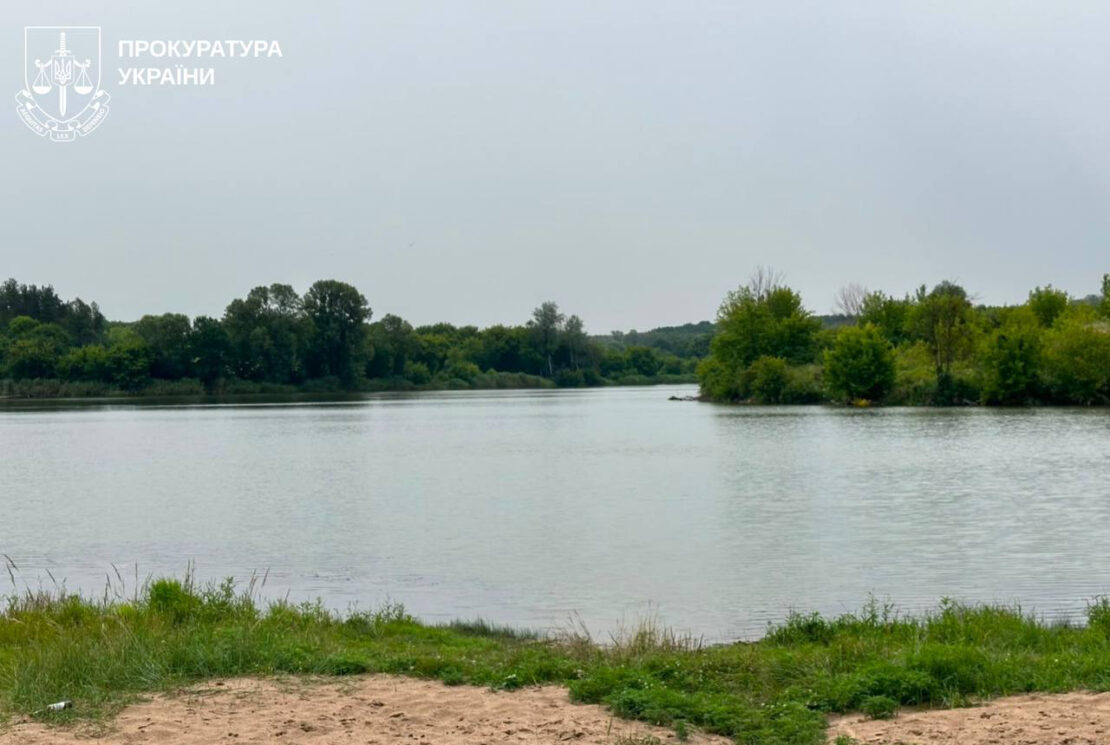 Харківська прокуратура повернула громаді землі біля водойми