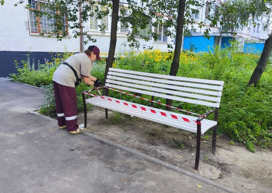 Харківські комунальники наводять лад у дворах (фото)