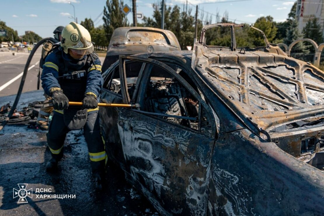 У Харкові ліквідували пожежі після авіаударів (фото)