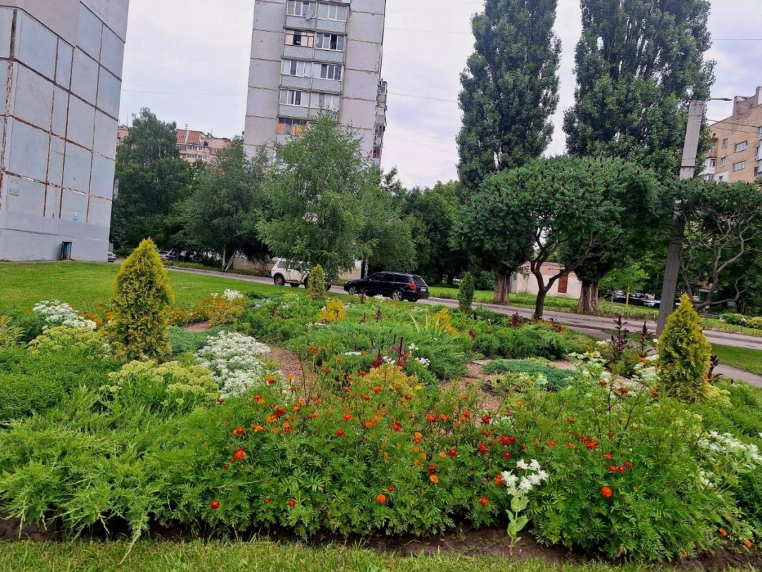 У Харкові комунальники наводять лад у дворах (фото)
