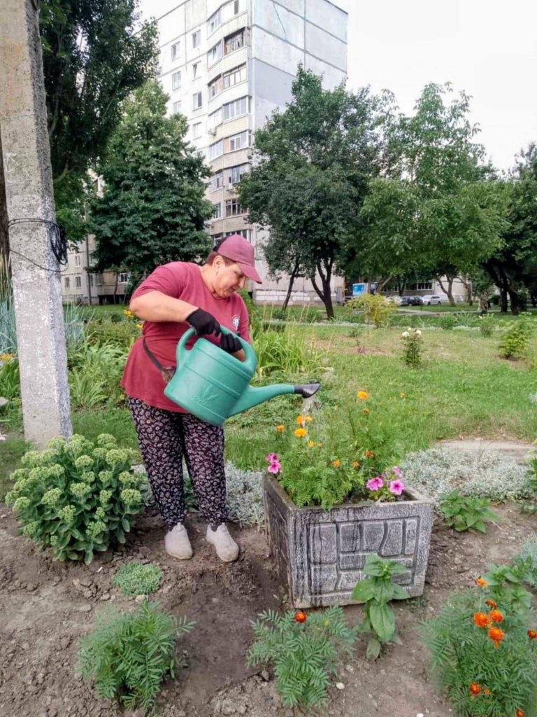 У Харкові комунальники наводять лад у дворах (фото)