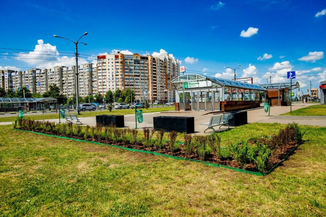 Біля станцій метро у Харкові облаштовують клумби (фото)