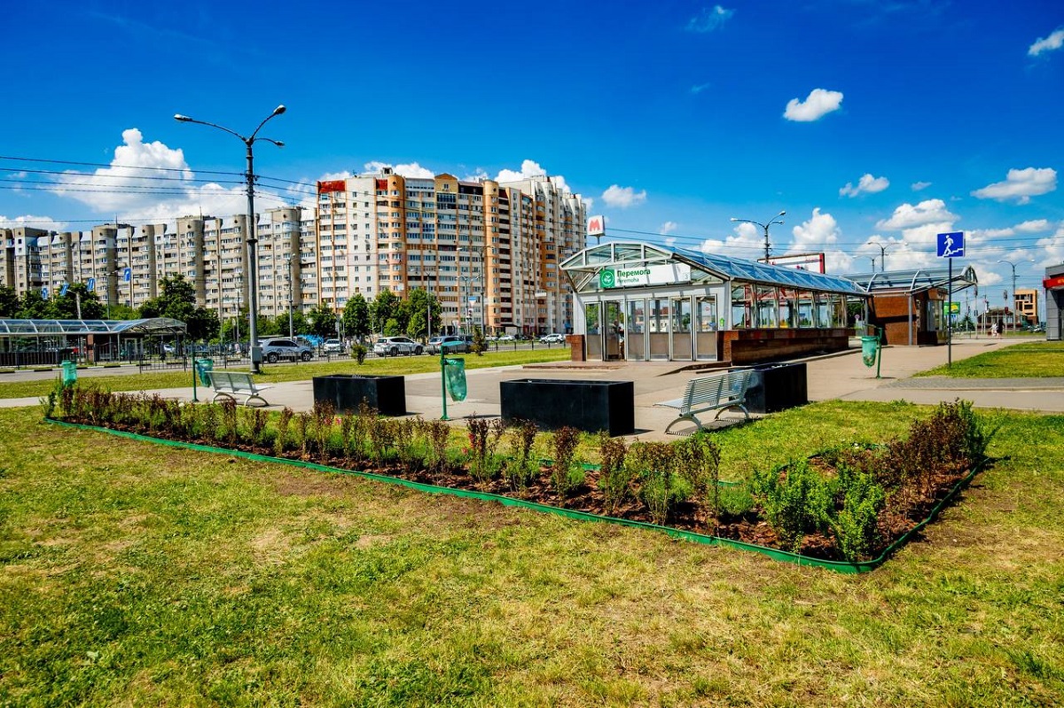 Біля станцій метро у Харкові облаштовують клумби (фото)