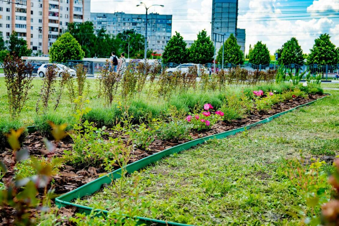 Біля станцій метро у Харкові облаштовують клумби (фото)