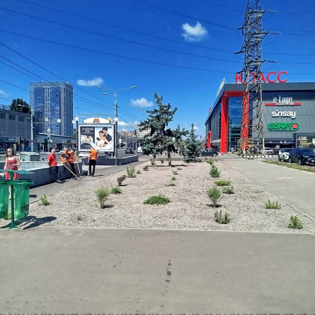 Біля станцій метро у Харкові облаштовують клумби (фото)