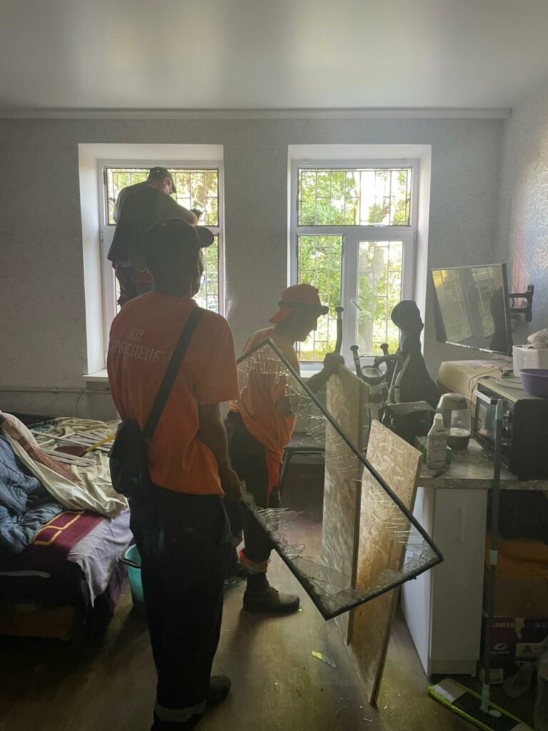 У Харкові усувають наслідки ворожих обстрілів (фото)