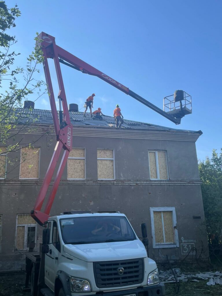 У Харкові усувають наслідки ворожих обстрілів (фото)