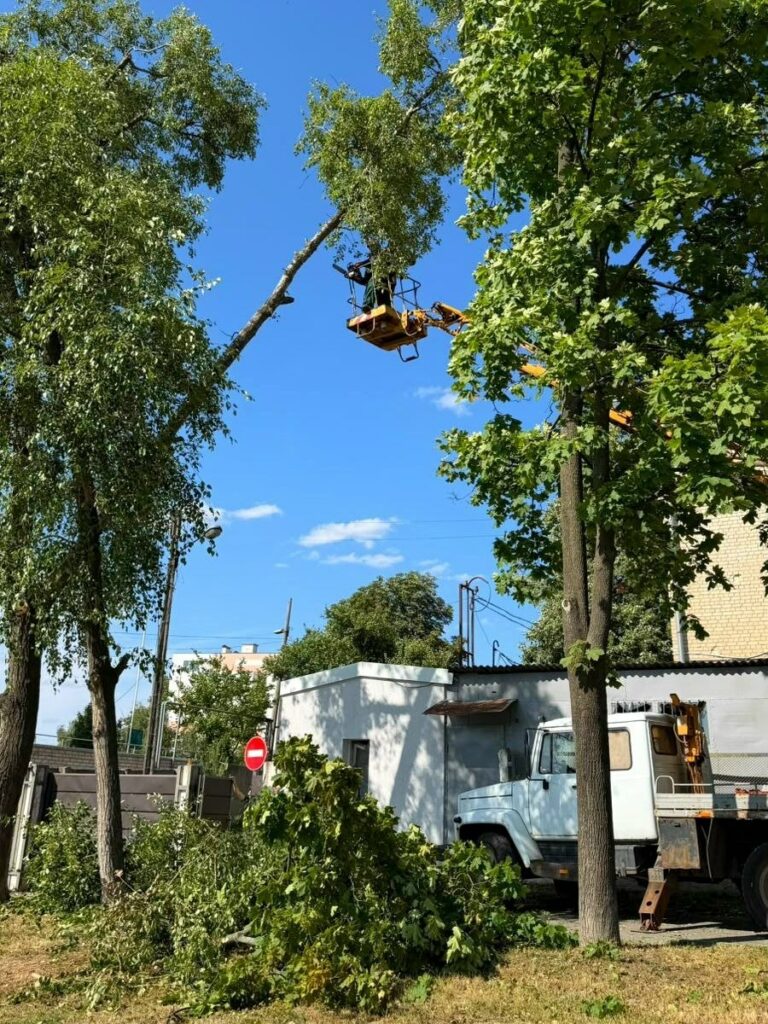 У Харкові усувають наслідки ворожих обстрілів (фото)