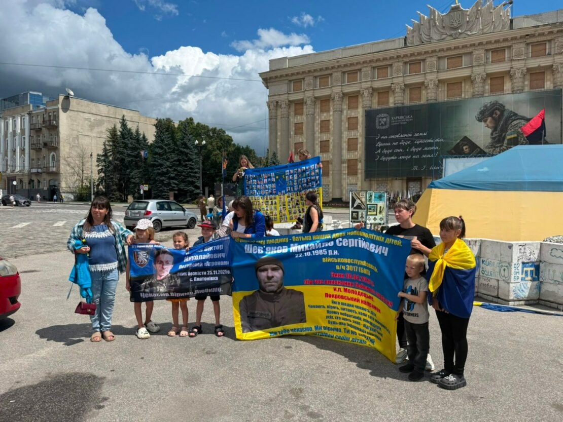 Харків'яни провели акцію-нагадування про полонених захисників