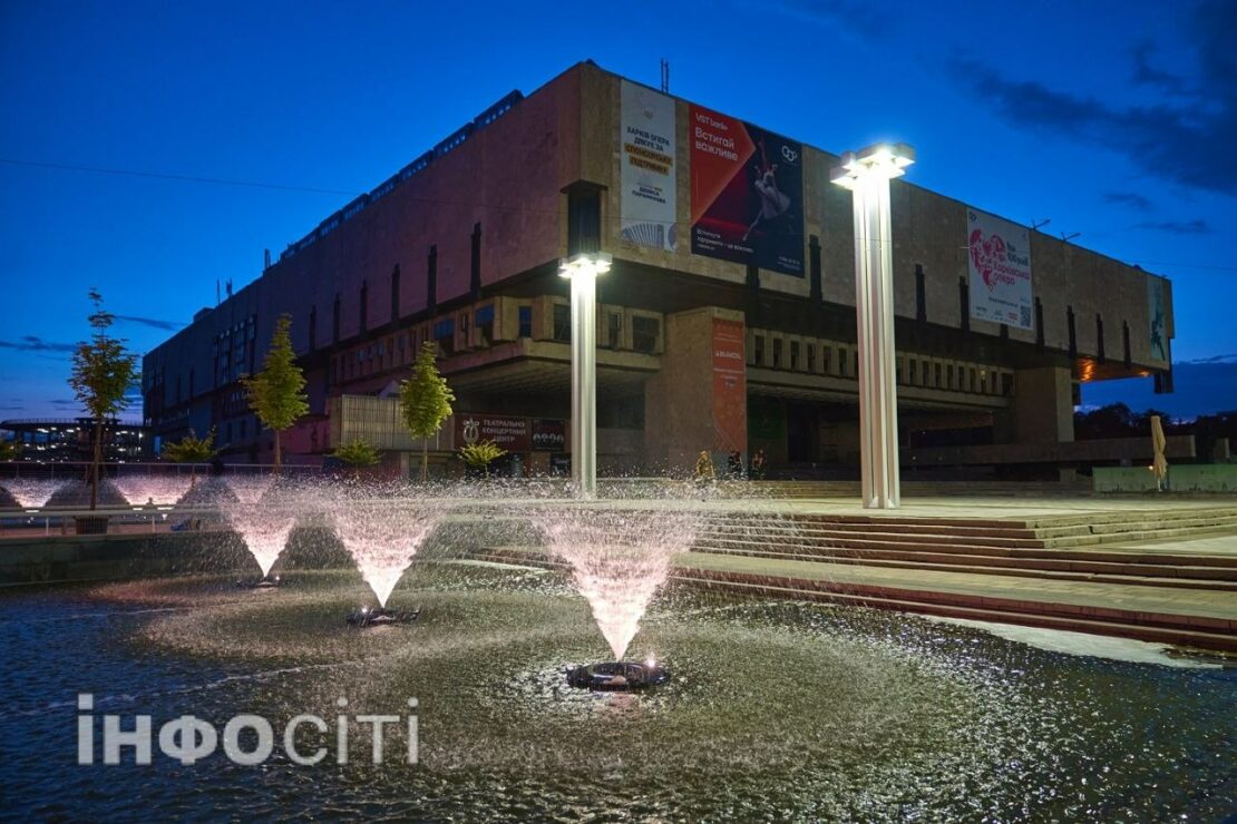 У Харкові простір перед оперним театром прикрашають рослинами (фото)