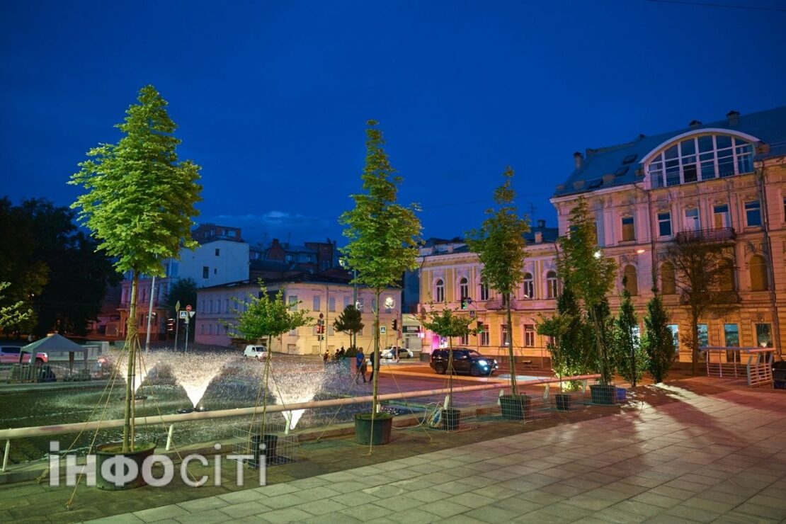У Харкові простір перед оперним театром прикрашають рослинами (фото)