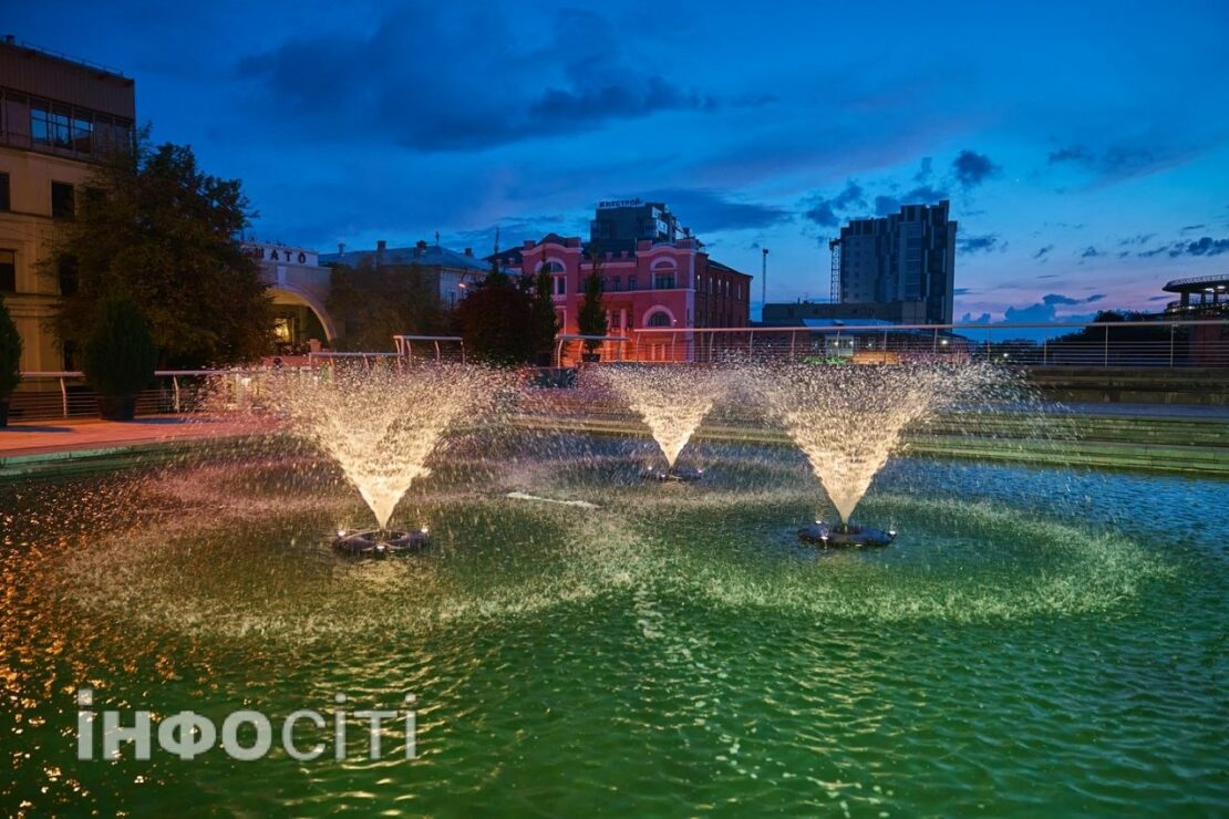 У Харкові простір перед оперним театром прикрашають рослинами (фото)