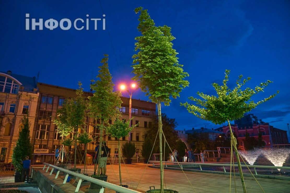 У Харкові простір перед оперним театром прикрашають рослинами (фото)