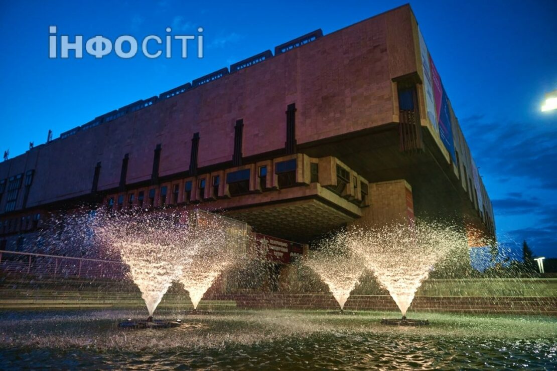 У Харкові простір перед оперним театром прикрашають рослинами (фото)