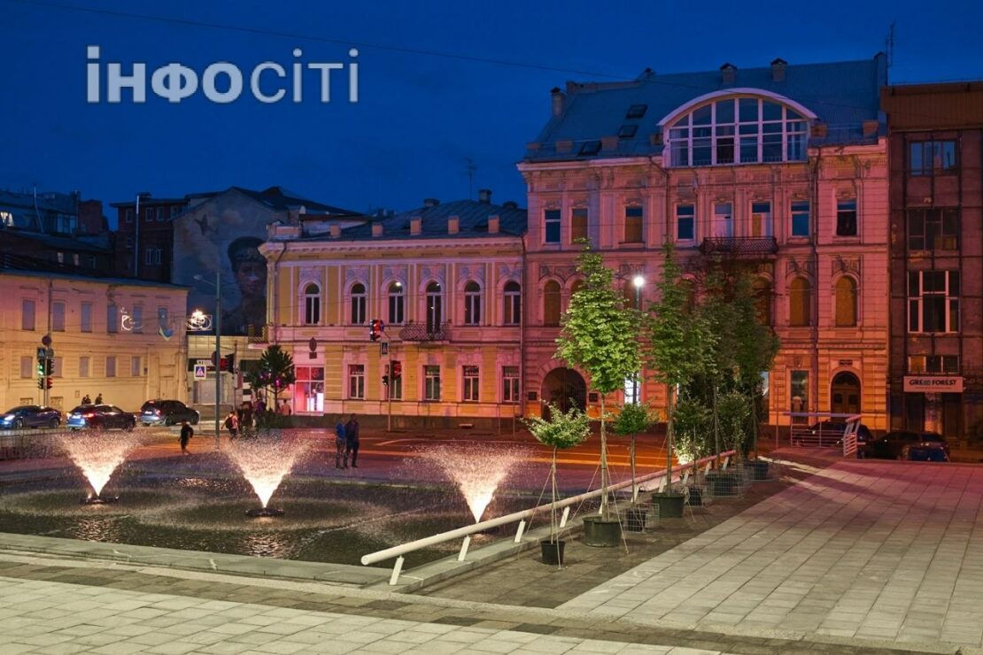 У Харкові простір перед оперним театром прикрашають рослинами (фото)