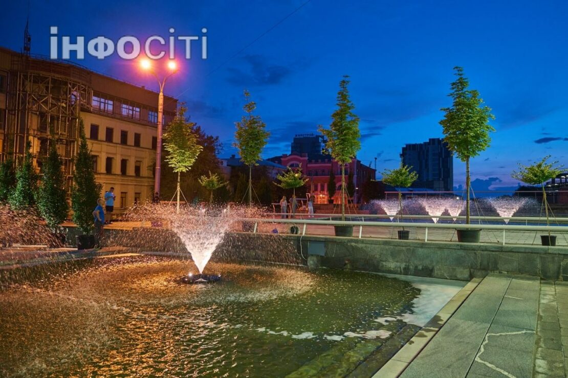 У Харкові простір перед оперним театром прикрашають рослинами (фото)