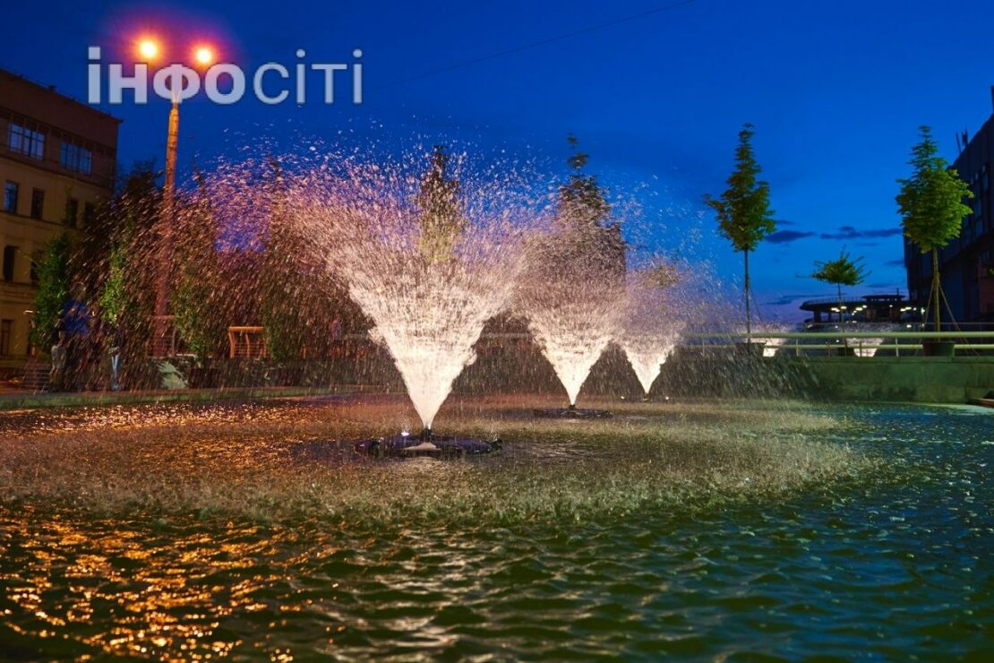 У Харкові простір перед оперним театром прикрашають рослинами (фото)