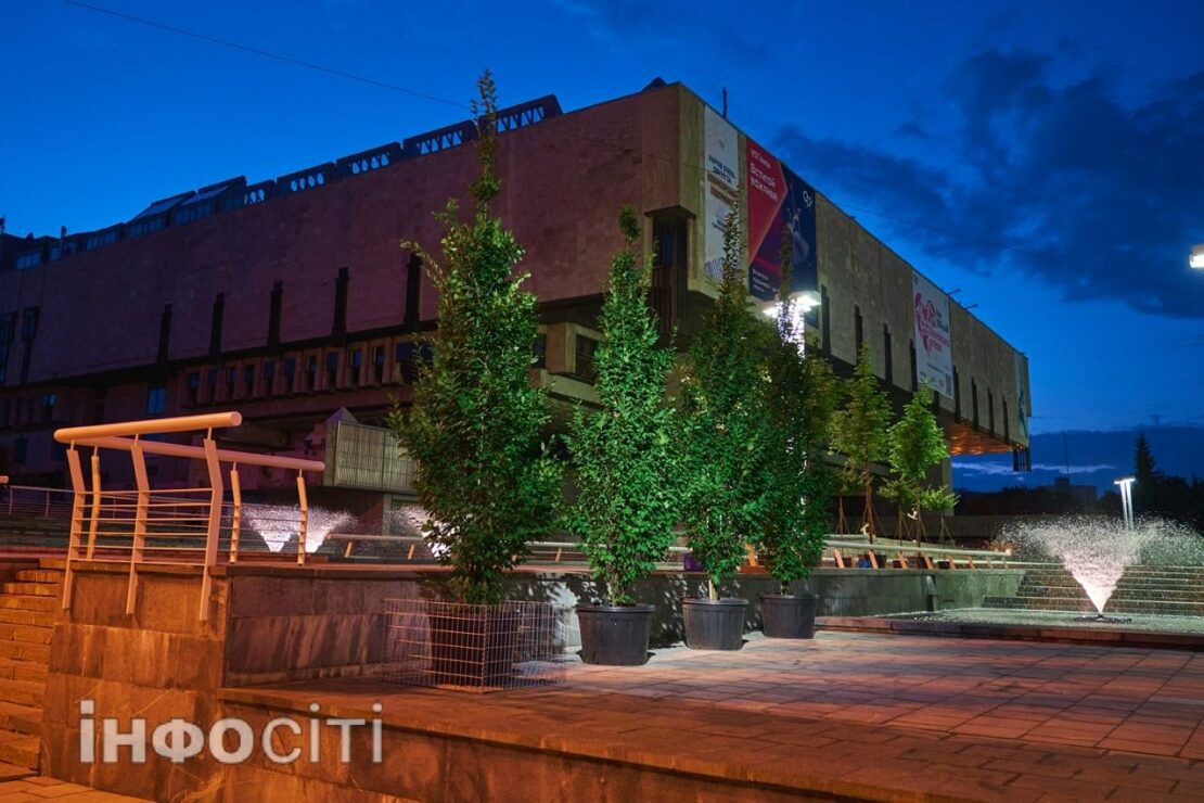 У Харкові простір перед оперним театром прикрашають рослинами (фото)