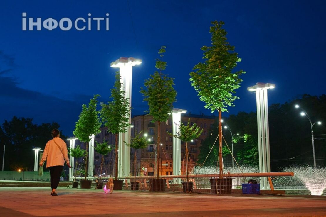 У Харкові простір перед оперним театром прикрашають рослинами (фото)