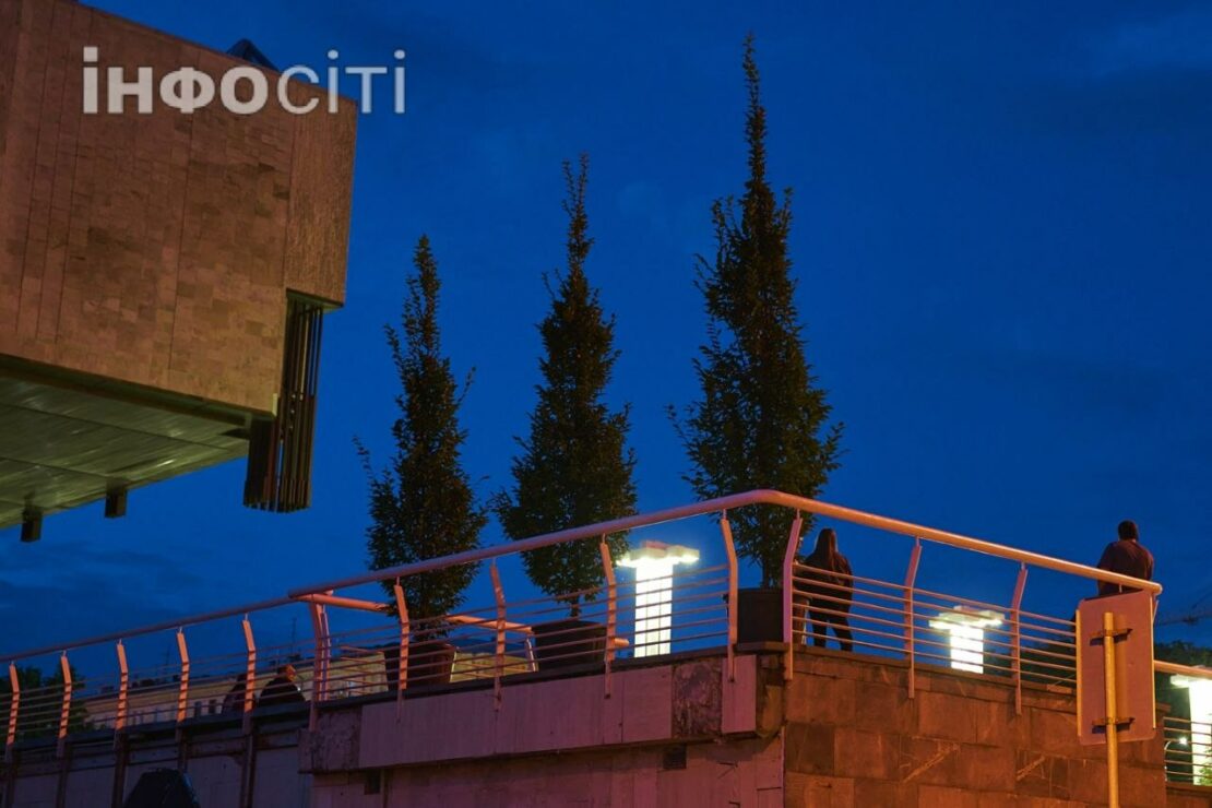 У Харкові простір перед оперним театром прикрашають рослинами (фото)