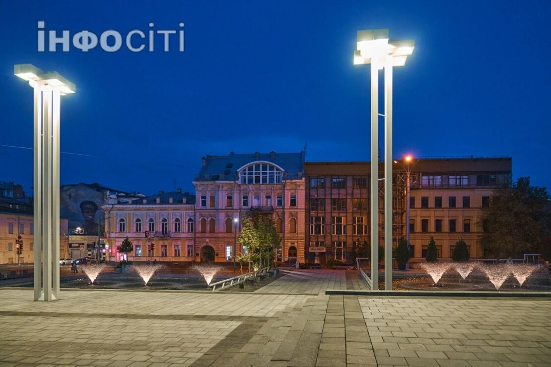 У Харкові простір перед оперним театром прикрашають рослинами (фото)