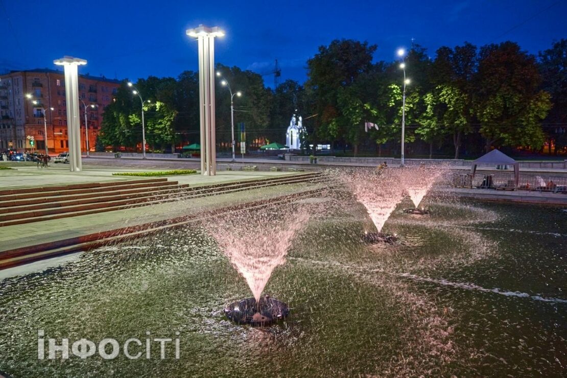 У Харкові простір перед оперним театром прикрашають рослинами (фото)