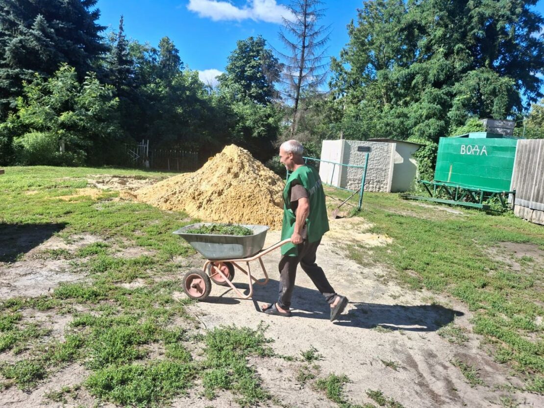 У Харкові приводять до ладу цвинтарі та військові поховання