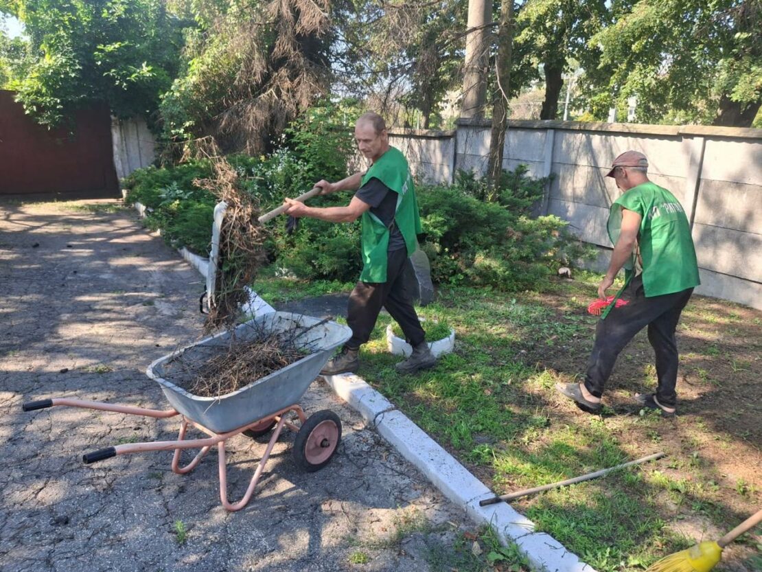 У Харкові приводять до ладу цвинтарі та військові поховання