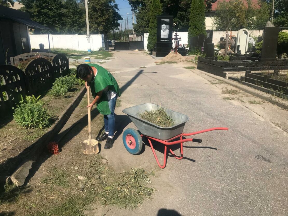 У Харкові приводять до ладу цвинтарі та військові поховання