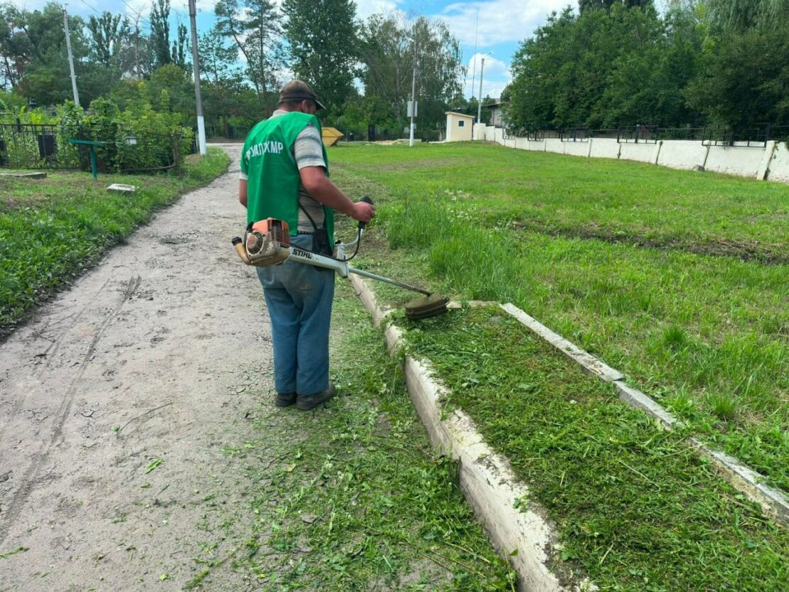 У Харкові приводять до ладу цвинтарі та військові поховання