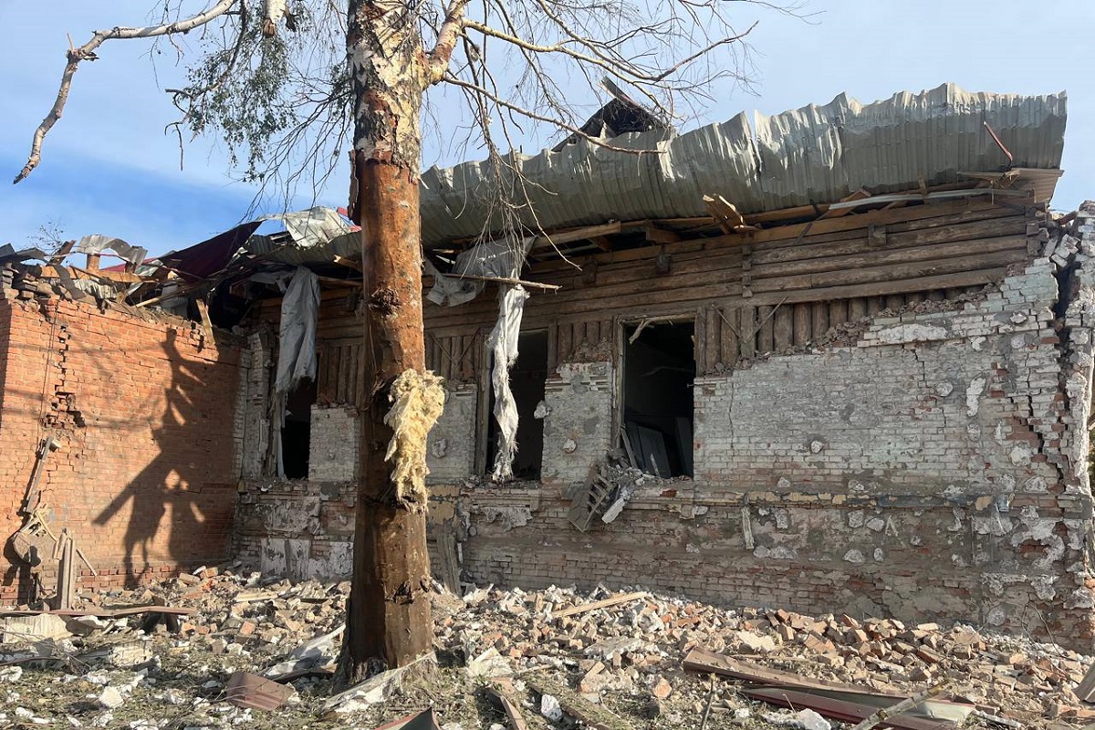 Ворожий БпЛА вдарив по будинку у Золочеві, є постраждалі