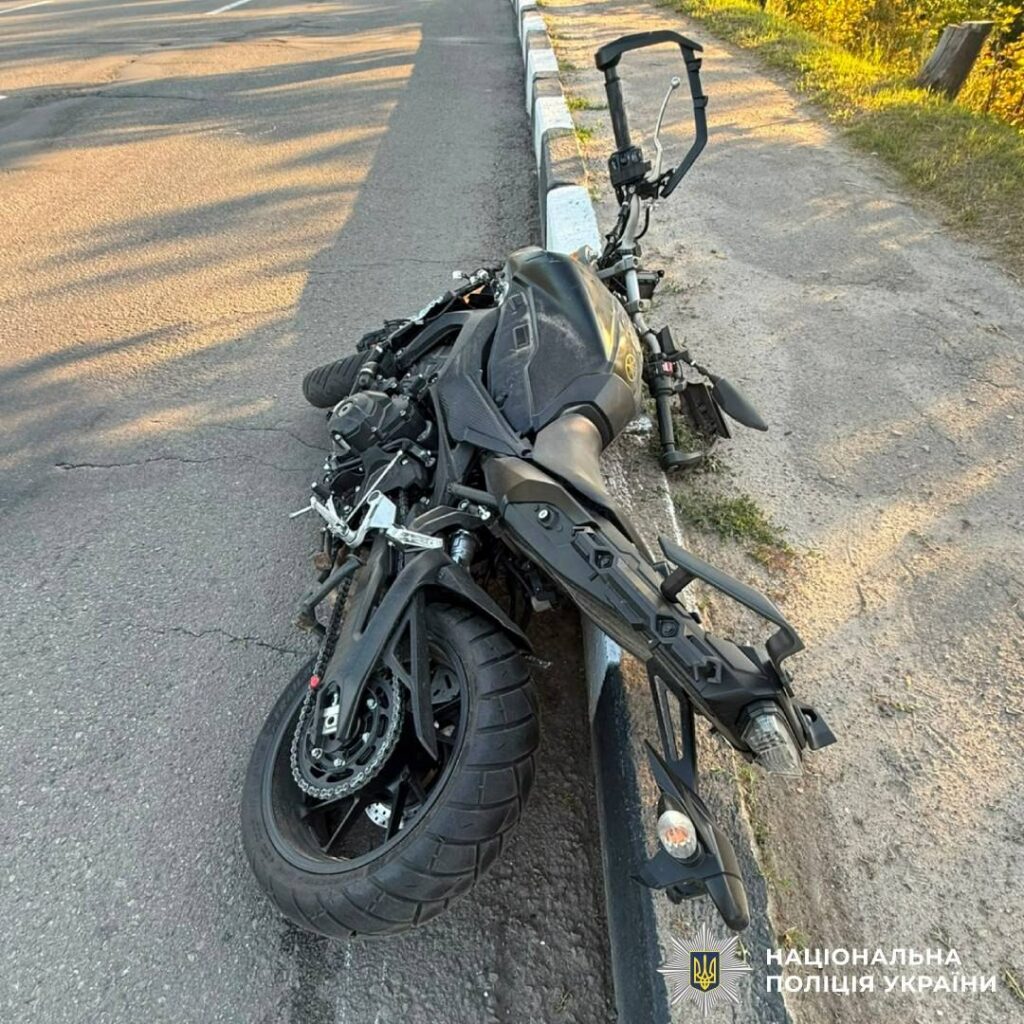 ДТП у Харкові: мотоцикліст збив пішохода та наїхав на електробайк 