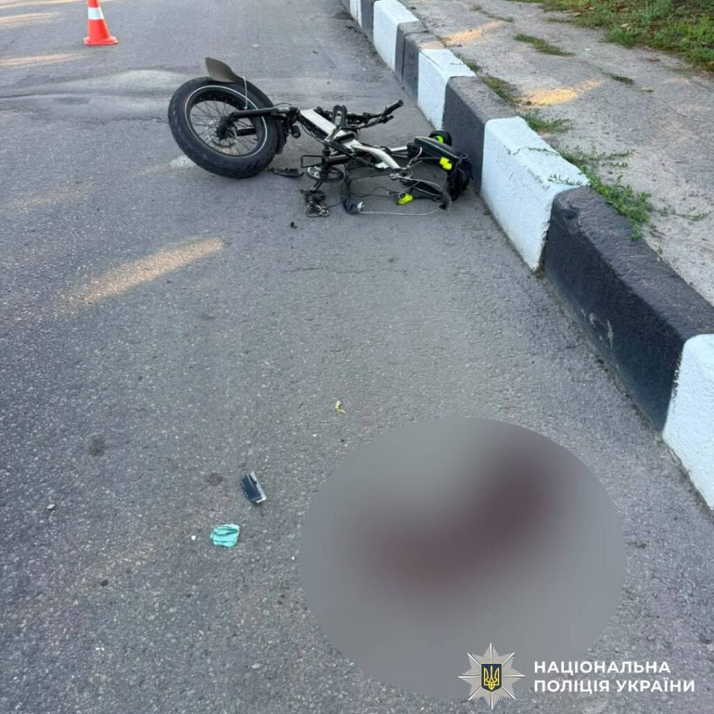 ДТП у Харкові: мотоцикліст збив пішохода та наїхав на електробайк 