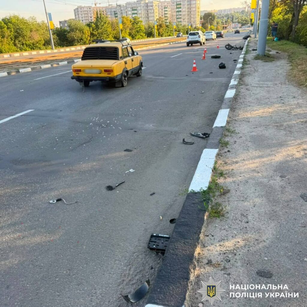 ДТП у Харкові: мотоцикліст збив пішохода та наїхав на електробайк 