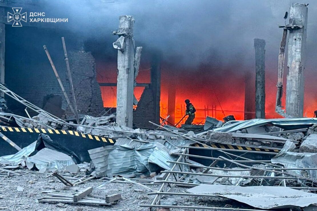 Удар КАБами зруйнував відділення НП в Ізюмі (фото)