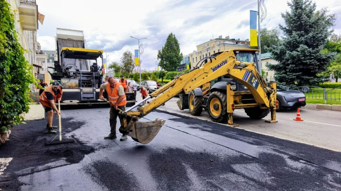 Комунальники оновили тротуар на Бурсацькому узвозі (фото)
