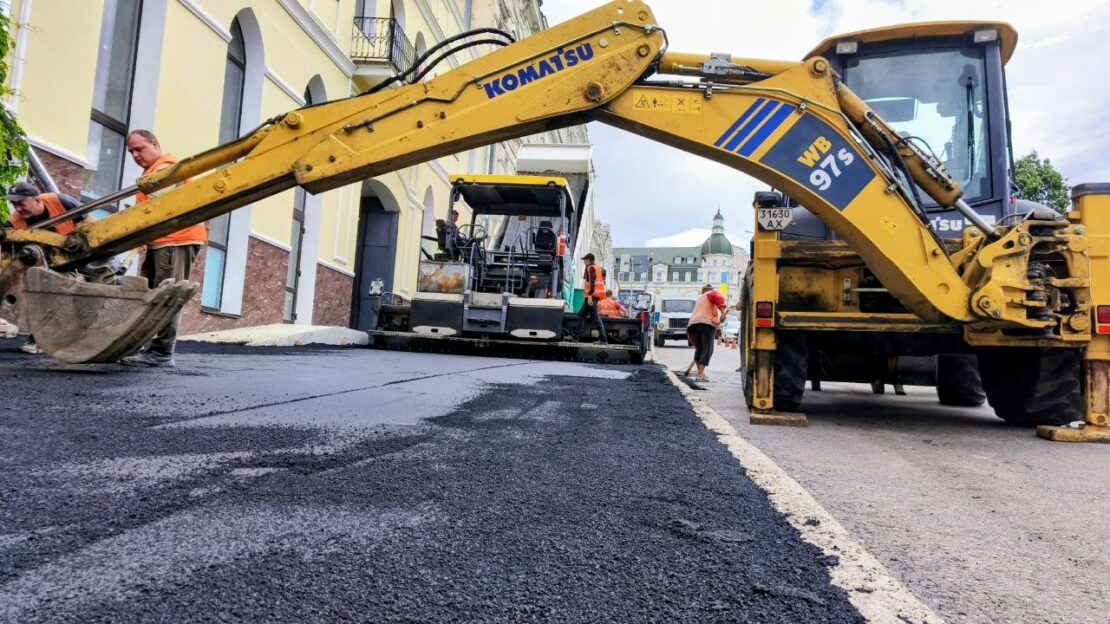 Комунальники оновили тротуар на Бурсацькому узвозі (фото)
