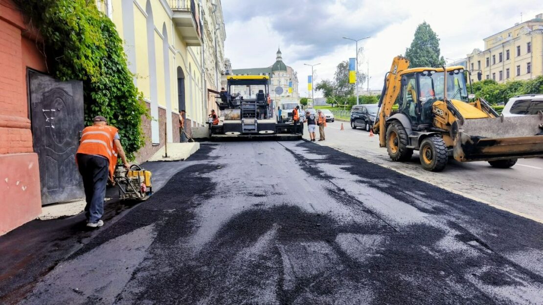 Комунальники оновили тротуар на Бурсацькому узвозі (фото)