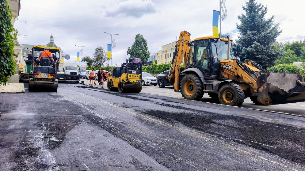 Комунальники оновили тротуар на Бурсацькому узвозі (фото)
