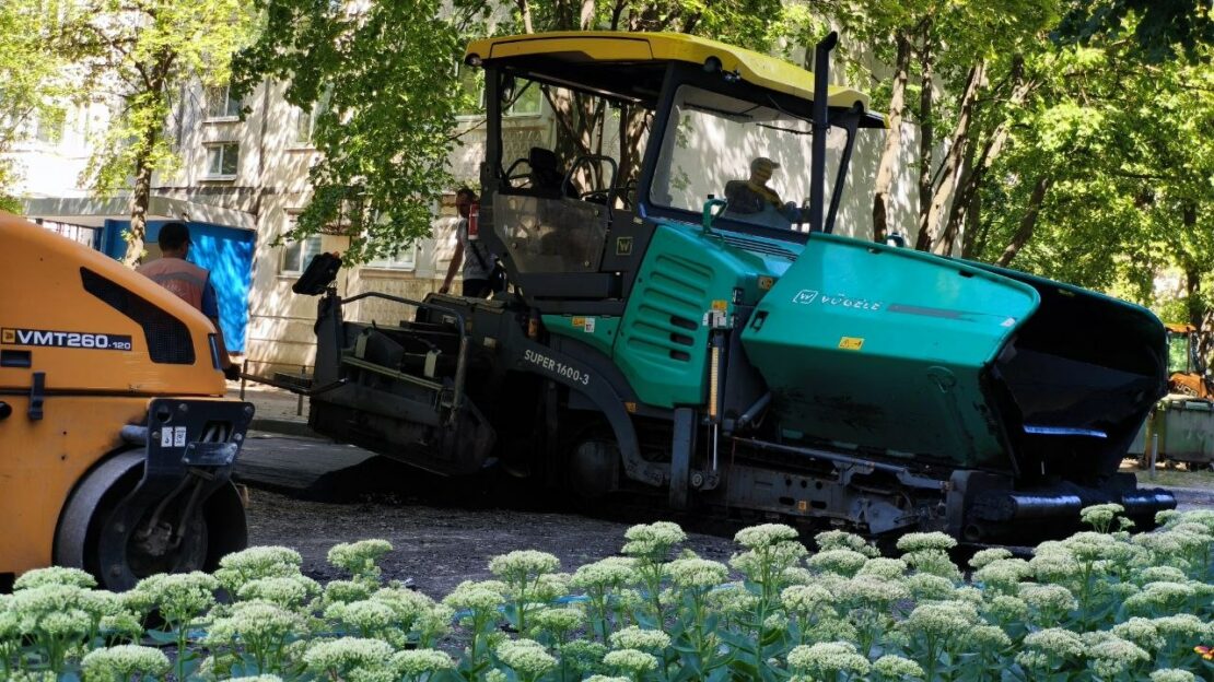 У Харкові ремонтують внутрішньоквартальні дороги (фото)