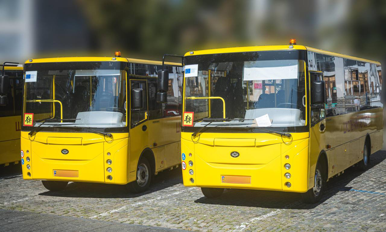 Харківська область отримала 8 нових шкільних автобусів