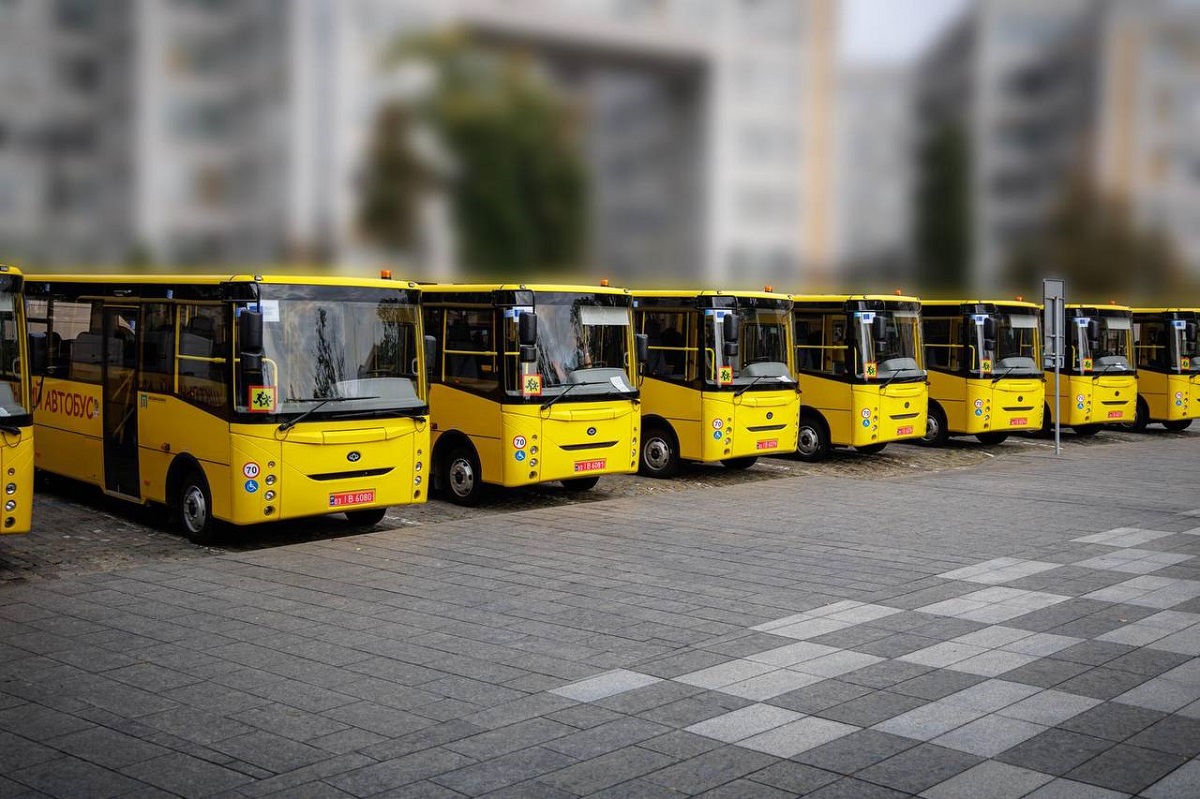 Шкільний автопарк Харківщини поповнили вісім нових автобусів