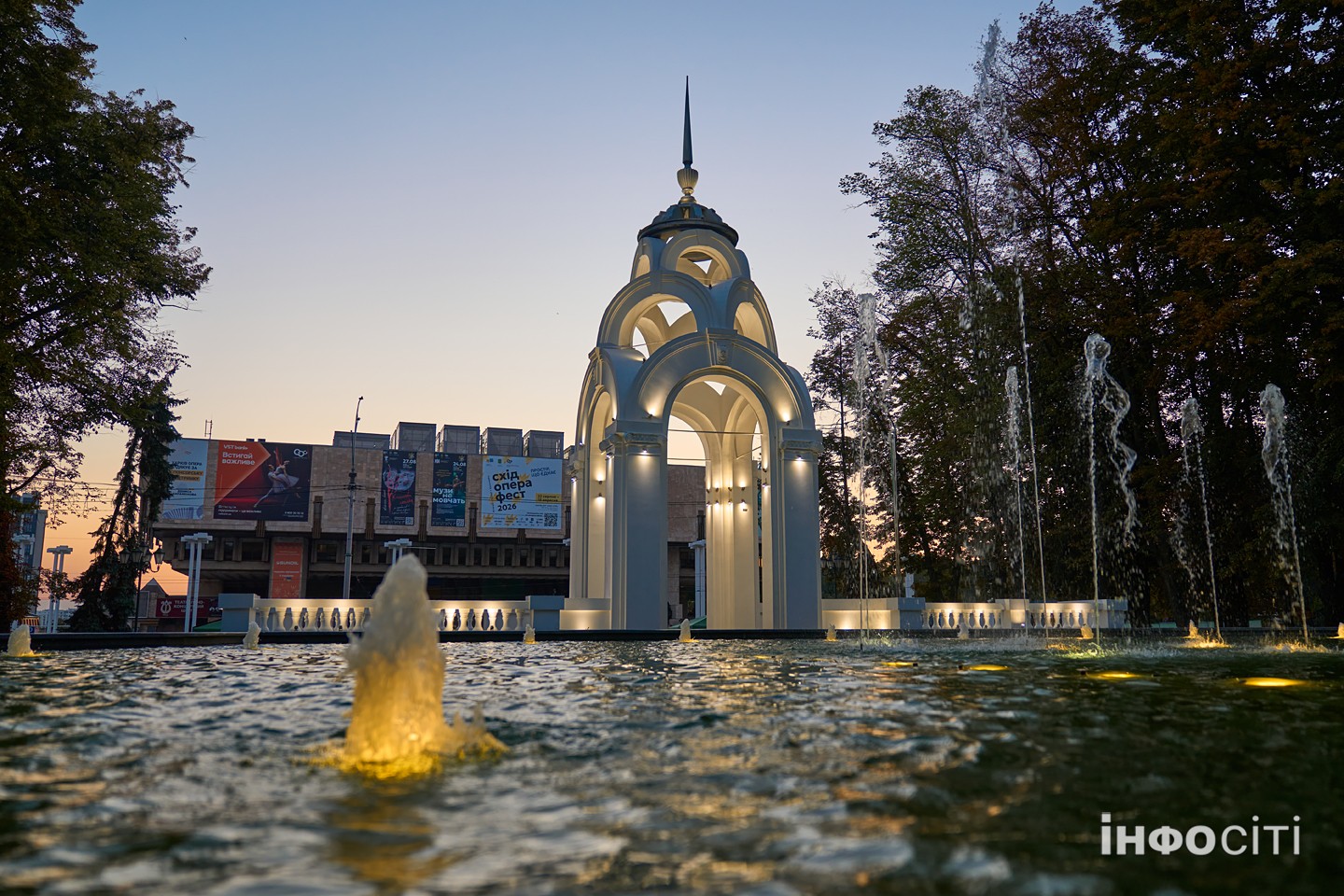 Центр Харкова у вечірніх вогнях - фоторепортаж