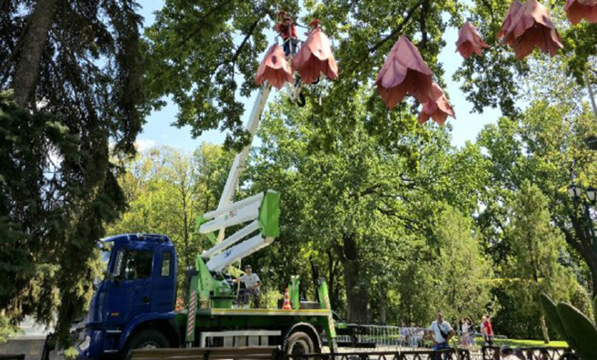 У саду Шевченка в Харкові монтують святкові інсталяції